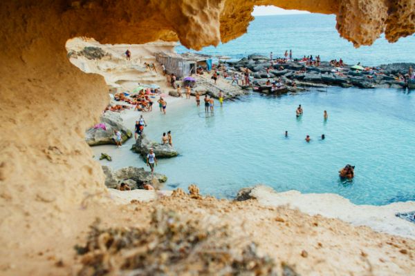 pexels-riciardus-307007 (1) Discover effective strategies for landing internships in Spain. Kickstart your career journey with valuable international experience.