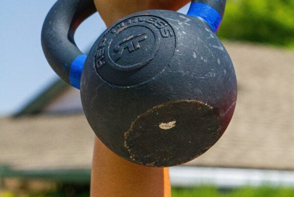 hand lifting kettlebell
